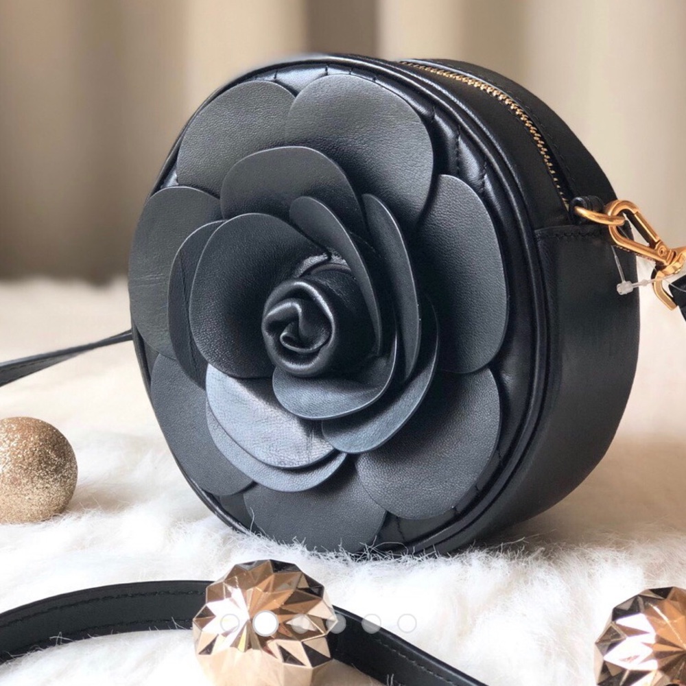 *SOLD* MICHAEL KORS NWT Black Crossbody Flower Bag - Picture 1 of 6